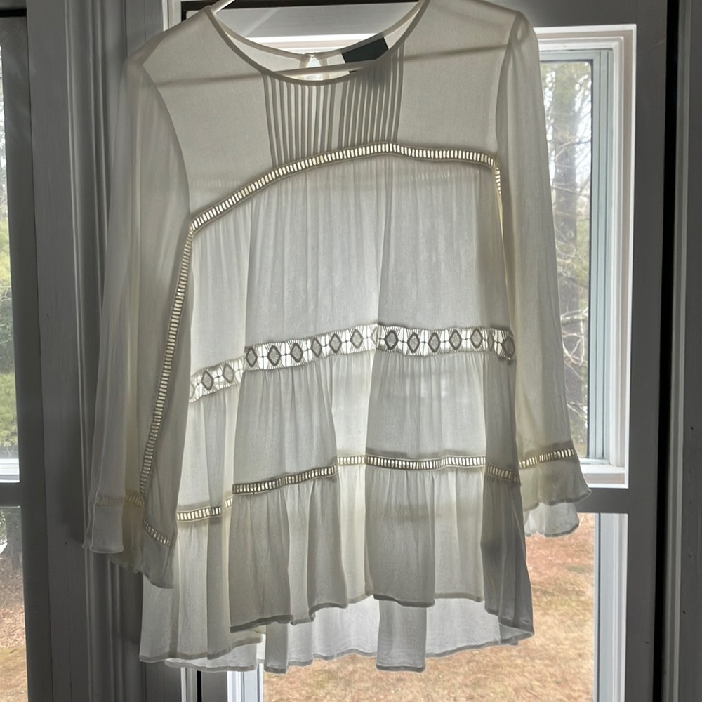 𝅺Anthropologie Maeve Laban White Swing Blouse Size medium. Excellent condition.